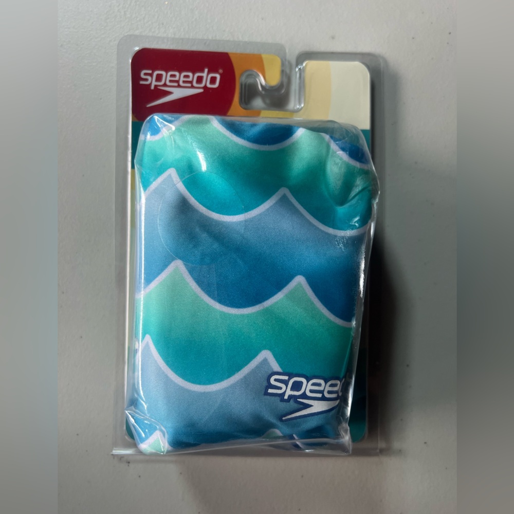 Inflatable fabric cuffs for children from the Speedo brand.